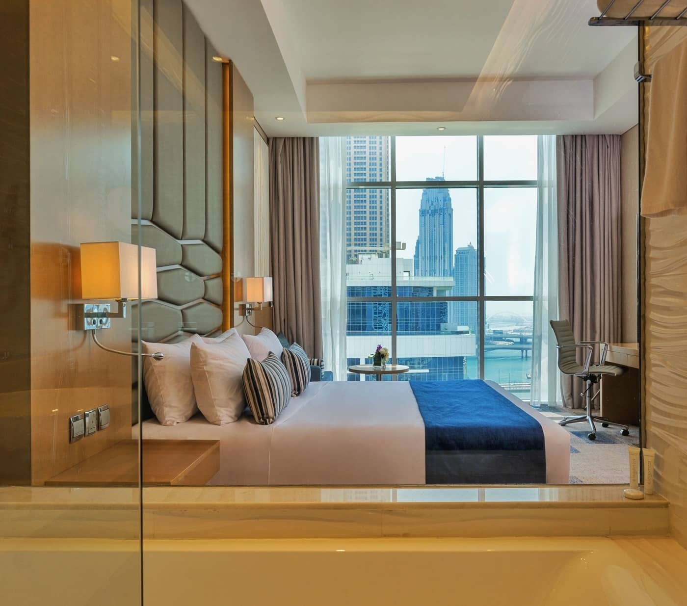 CanalCentralhotelDeluxe Room partial Bay