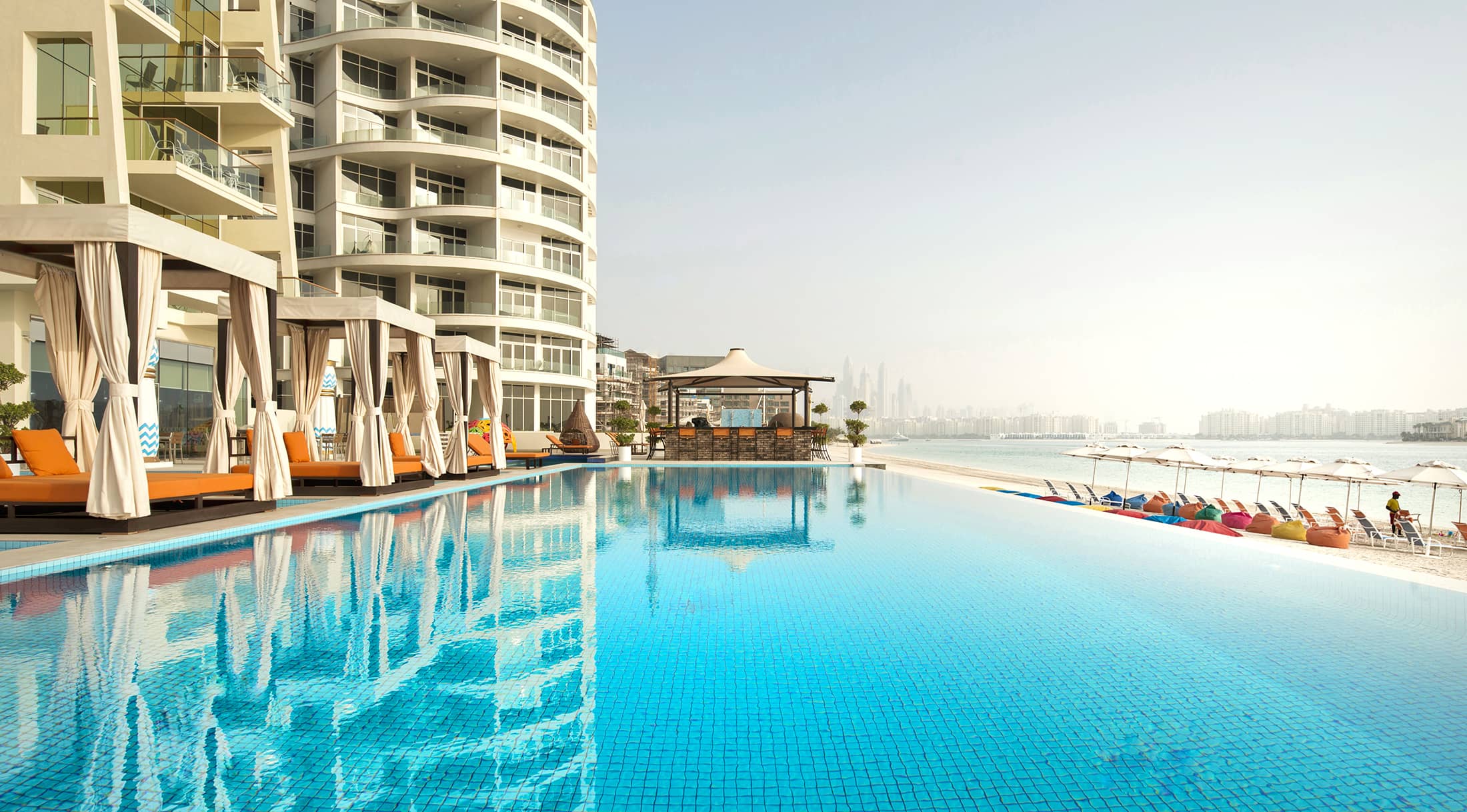 RoyalCentralHotelhushpoolbar