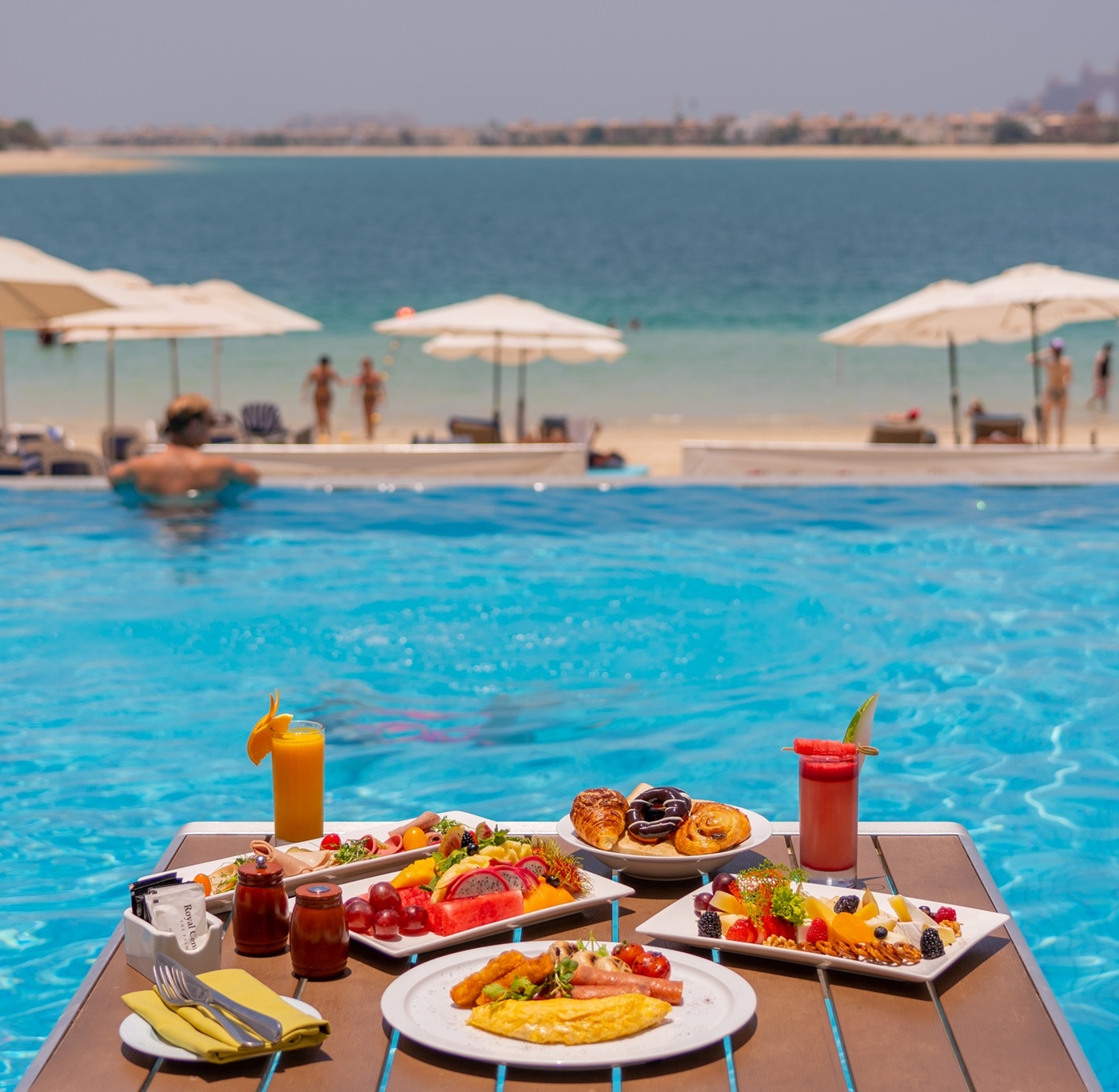 RoyalCentralThePalmhotelresorthushpoolbar